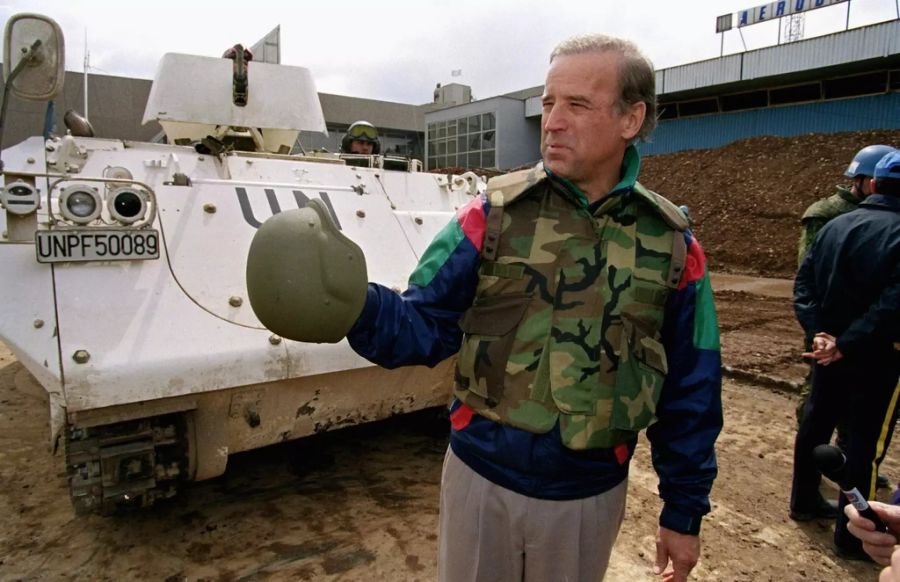 Joe Biden im Jahr 1993 bei einem Besuch in Bosnien. Der Haaransatz ist noch weiter zurückgegangen.