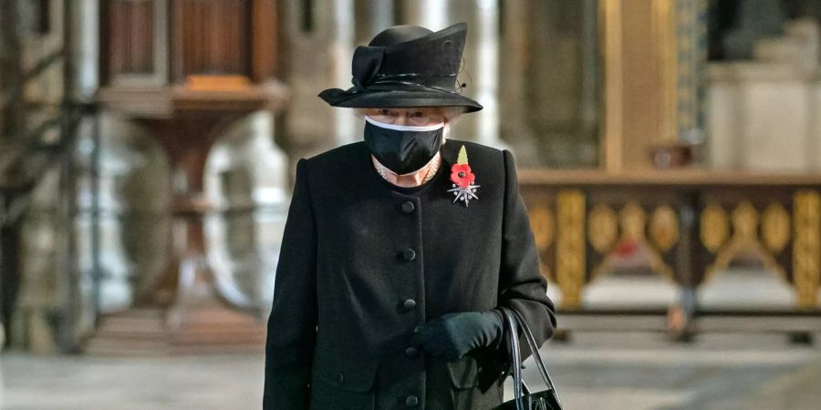 Queen mit Maske am Grab des Unbekannten Soldaten