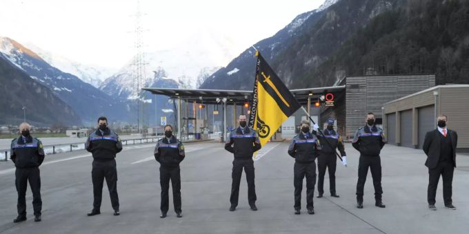Inpflichtnahmen und Beförderungen bei der Kantonspolizei Uri. Inpflichtnahmen und Beförderungen bei der Kantonspolizei Uri