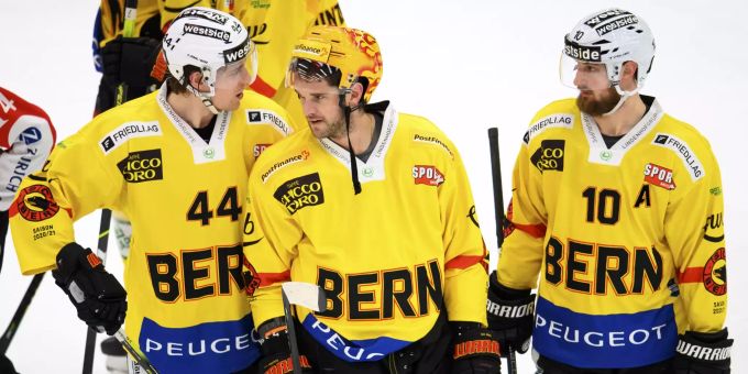 Andre Heim, Dustin Jeffrey und Tristan Scherwey im Einsatz für den SCB. Heim Jeffrey Scherwey SCB
