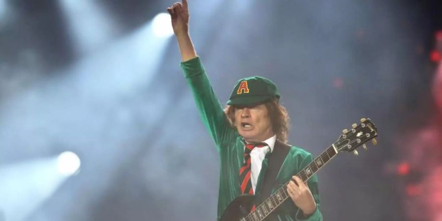 Nummer eins: Angus Young und AC/DC. Foto: Jan Woitas/dpa