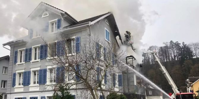Brand in Mehrfamilienhaus