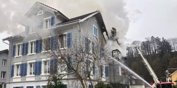 Brand in Mehrfamilienhaus. Brand in Mehrfamilienhaus