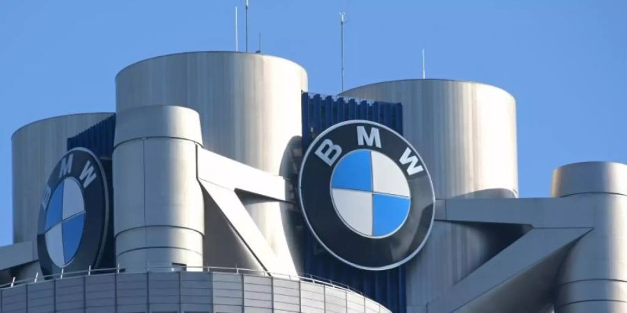Das BMW-Logo auf dem Firmensitz in München. Foto: Tobias Hase/dpa