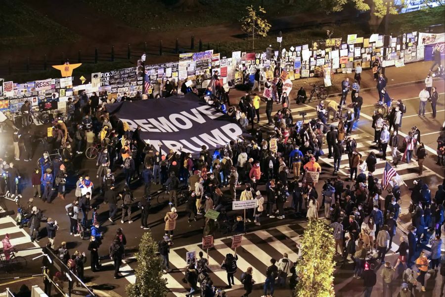 Menschen demonstrieren auf dem Black Lives Matter Plaza in Washington.