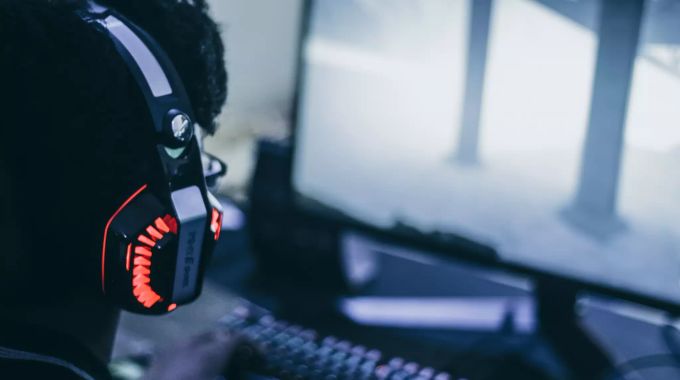 Etwa 20 Prozent der Schüler, die während des Fernunterrichts praktisch gar nichts lernten, zockten dafür viel mehr als sonst. Gamer Gaming Spenden Patreon