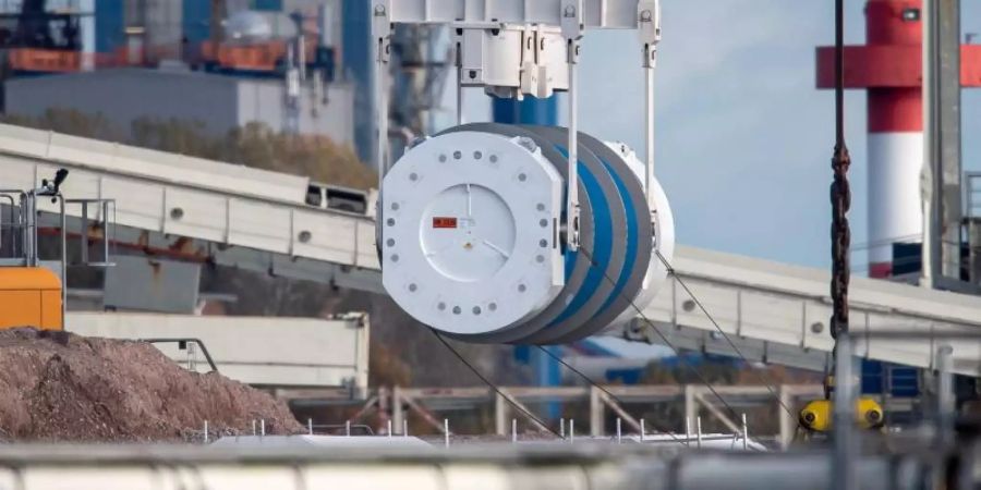 Ein Castor-Behälter aus der britischen Wiederaufbereitungsanlage Sellafield wird in Nordenham in den Zug geladen. Foto: Sina Schuldt/dpa