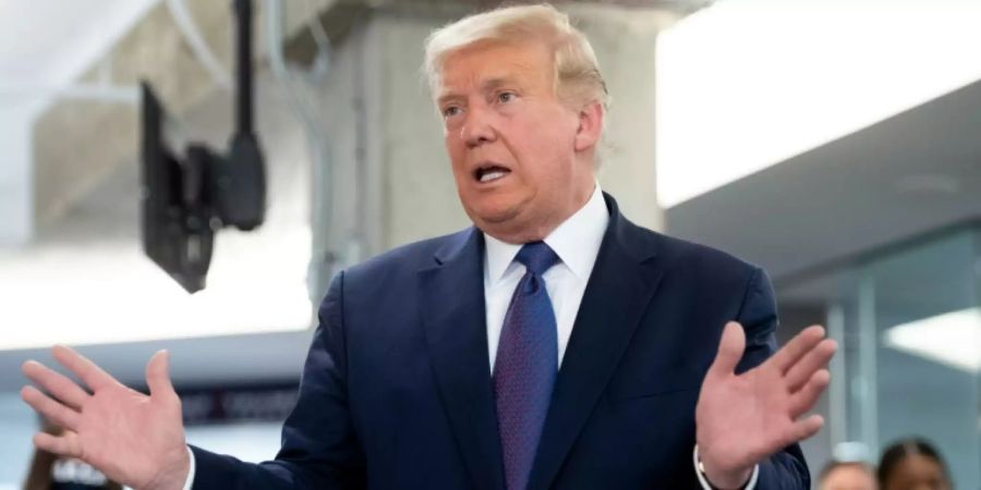 Der US-Präsident Donald Trump hat einigen Sendern erneut Voreingenommenheit vorgeworfen und ihre Lizenzen infrage gestellt. (Archivbild)