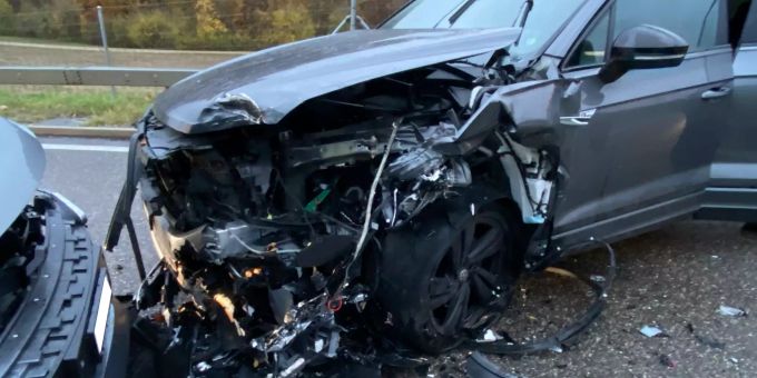In Küttigen AG kollidierten am Mittwochnachmittag zwei Autos. 3 Personen wurden leicht verletzt. küttigen