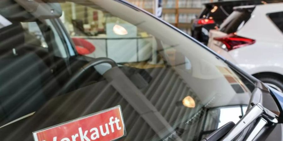 Ein solches Schild mit der Aufschrift «Verkauft» steht nun öfter in den Fahrzeugen beim Autohändler. Foto: Patrick Pleul/dpa-Zentralbild/dpa