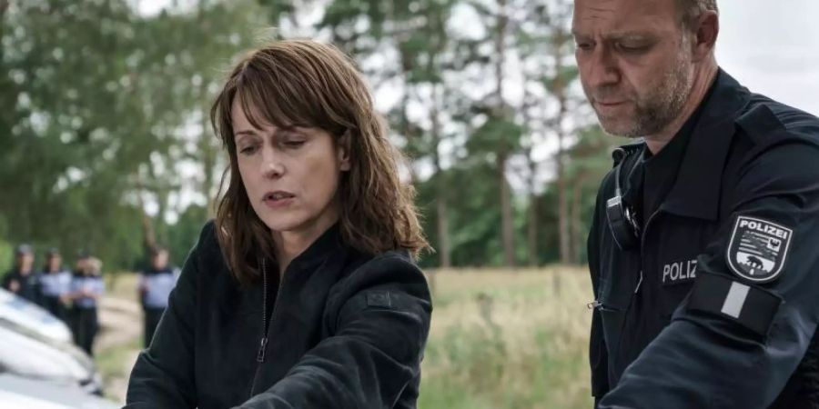 Brasch (Claudia Michelsen) instruiert die Kollegen für die Leichensuche in einer Szene aus «Polizeiruf 110: Der Verurteilte». Foto: Stefan Erhard/ARD/MDR/filmpool fiction/dpa