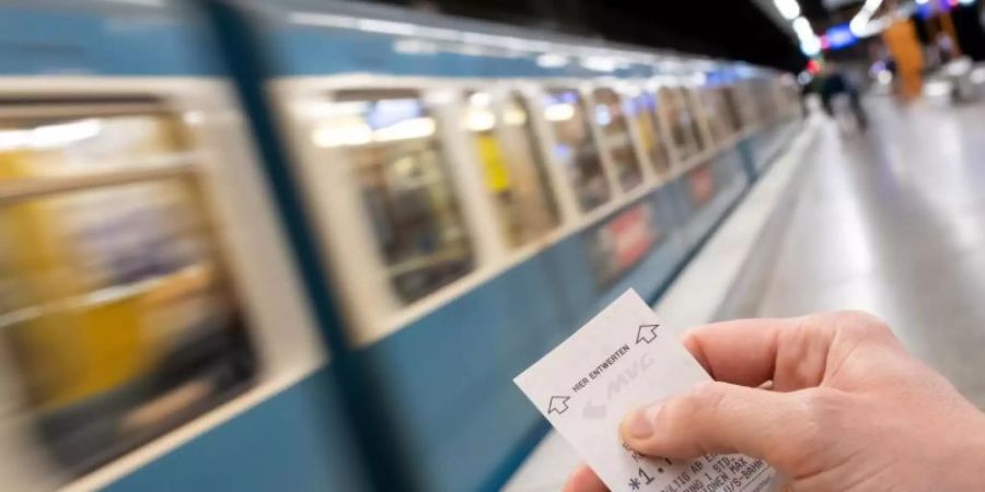 Für das Bus- und Bahnfahren im Nahverkehr müssen viele Deutsche tiefer in die Tasche greifen. Foto: Sven Hoppe/dpa