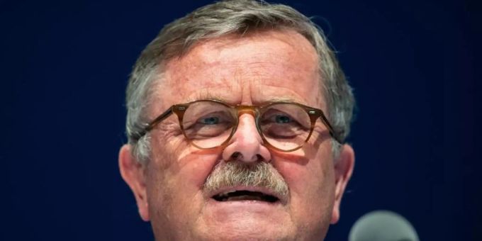 «Wir waren eigentlich hervorragend aufgestellt. Aber die Bevölkerung selbst hat sich nicht vorgesehen und an die Regeln gehalten»: Frank Ulrich Montgomery. Foto: Guido Kirchner/dpa «Wir waren eigentlich hervorragend aufgestellt. Aber die Bevölkerung selbst hat sich nicht vorgesehen und an die Regeln gehalten»: Frank Ulrich Montgomery. Foto: Guido Kirchner/dpa
