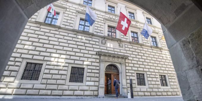Die Flaggen hängen am Luzerner Regierungsgebäude. (Archivbild) Regierungsgebäude Luzern