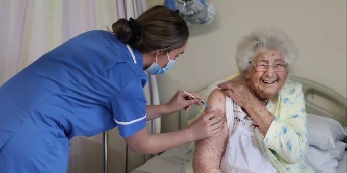 Die 95-jährige Ethel Jean Murdoch (r) erhält im Aintree University Hospital des NHS Foundation Trust eine Impfung gegen das Coronavirus. Coronavirus