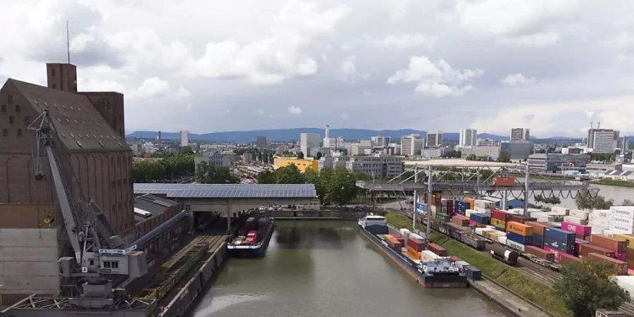 Der Rheinhafen in Basel soll ausgebaut werden. Der Souverän hat für ein neues Hafenbecken 115 Millionen Franken bewilligt.