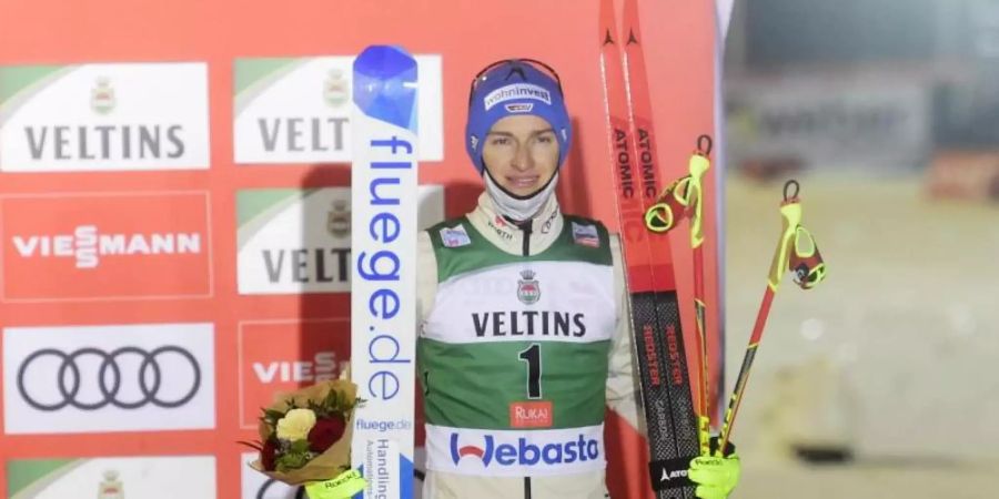 Kombinierer Manuel Faisst freut sich über seinen dritten Platz beim Weltcup in Ruka. Foto: Vesa Moilanen/Lehtikuva/dpa