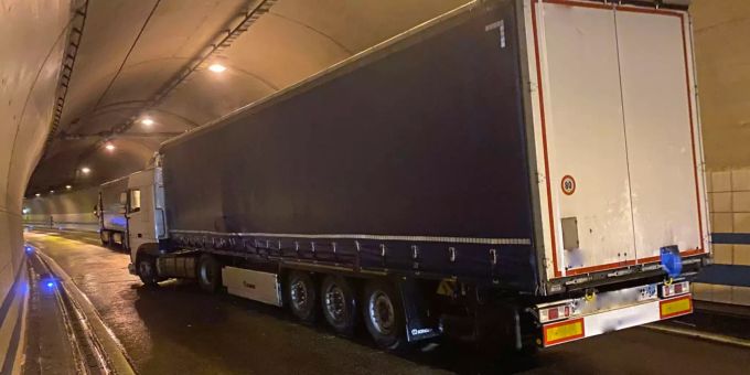Ein Sattelschlepper im Tunnel Eich.