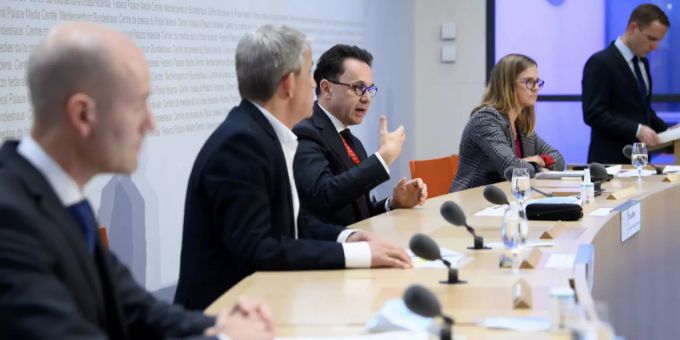 Claus Bolte von Swissmedic spricht, rechts von ihm Virginie Masserey (BAG), zweiter von links sitzt Christoph Berger (Präsident der Eidgenössischen Kommission für Impffragen EKIF) und ganz links sitzt Daniel Aeschbach, Chef der Armeeapotheke. BAG Impfung Coronavirus