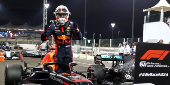 Max Verstappen (Red Bull) feiert seinen Sieg beim Abu-Dhabi-GP der Formel 1. Max Verstappen Abu Dhabi