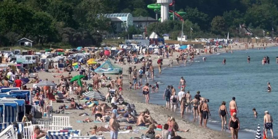 Von einem herrlichen Strandurlaub im Sommer träumen viele Deutsche. Aber wird die aktuelle Coronasituation dies überhaupt zulassen?. Foto: Bodo Marks/dpa/Archiv