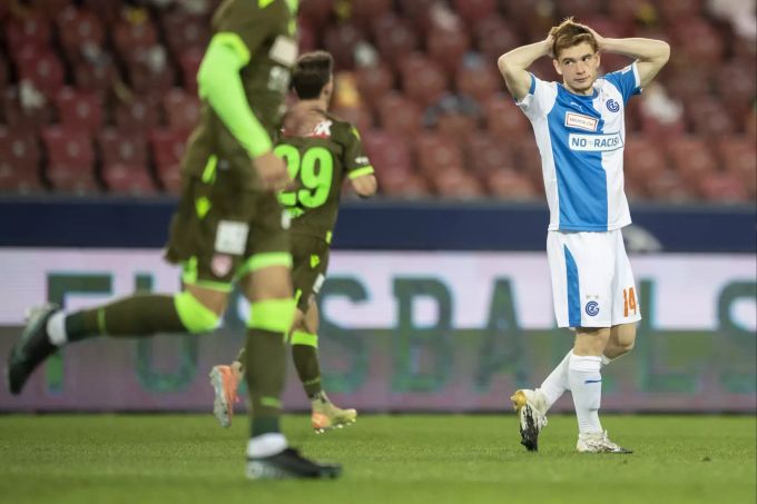 Connor Ronan (GC) reagiert im Spiel des FC Thun auf eine vergebene Chance der Hoppers. GC FC Thun