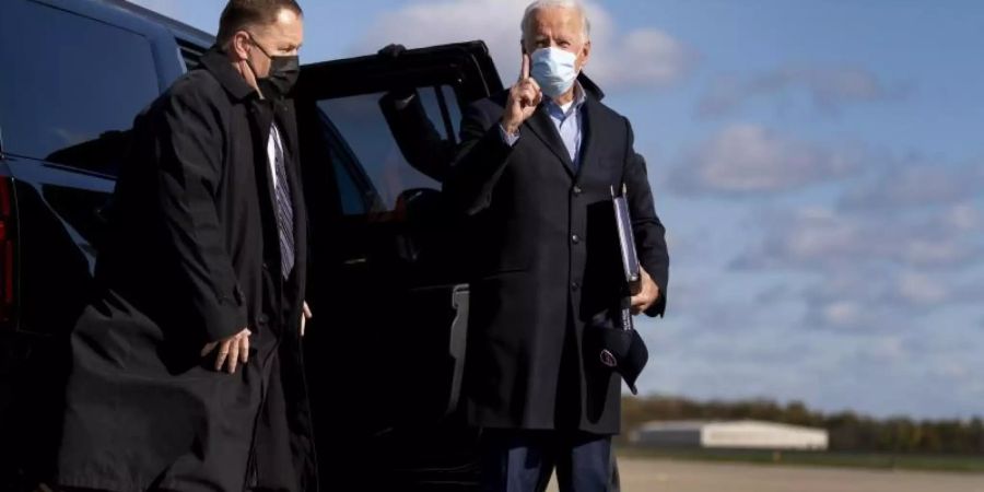 Joe Biden auf dem Weg zu einem Wahlkampfauftritt in Cleveland. Foto: Andrew Harnik/AP/dpa