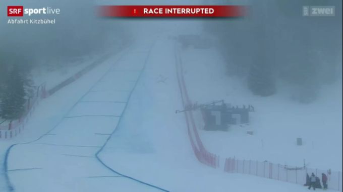 Beat Feuz muss sich gedulden. Das Rennen ist aufgrund dichten Nebels unterbrochen. Beat Feuz
