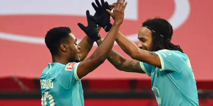 Torschütze Ridle Baku (l) liess sich nach seinem Tor von Mitspieler Kevin Mbabu feiern. Foto: Ina Fassbender/AFP/Pool/dpa Torschütze Ridle Baku (l) liess sich nach seinem Tor von Mitspieler Kevin Mbabu feiern. Foto: Ina Fassbender/AFP/Pool/dpa