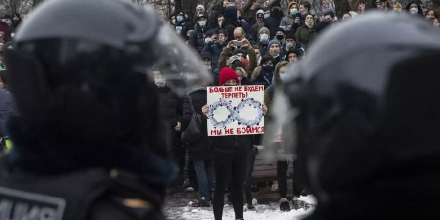 Landesweit sollen bei Nawalny-Protesten in Russland mehr als 2600 Demonstranten festgenommen worden sein. Foto: Pavel Golovkin/AP/dpa