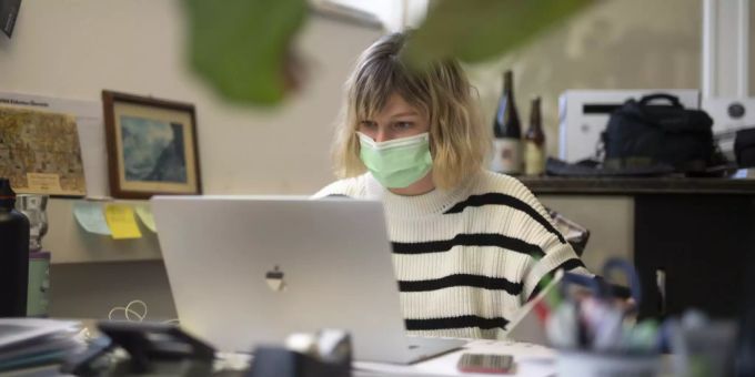 Eine Person arbeitet mit Maske. (Symbolbild) Arbeit Maske