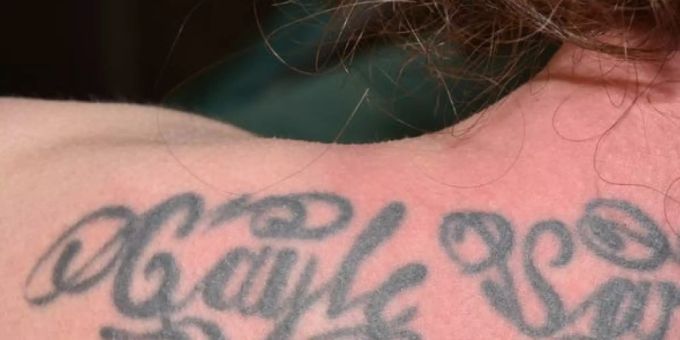 Diese Tätowierung fand die Polizei auf dem Rücken der tot aufgefundenen Frau. thunersee djane