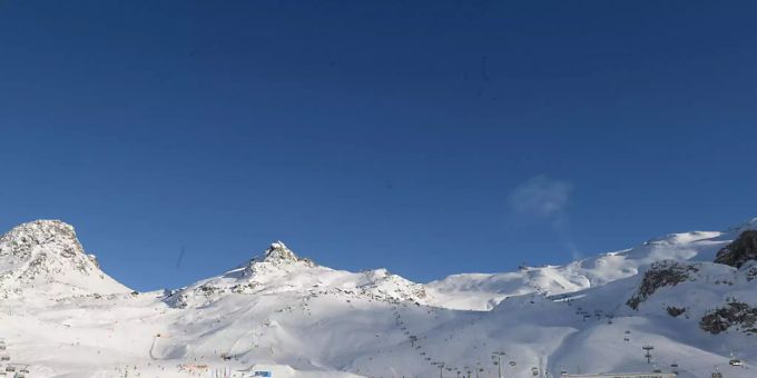 ARCHIV - Beliebte Skiort im Westen Österreichs vermissen Schweizer. Foto: Felix Hörhager/dpa Ischgl, Skigebiet im Tirol