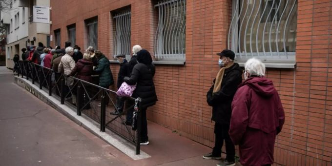 Paris - Impfung der über 75-Jährigen in Frankreich begonnen