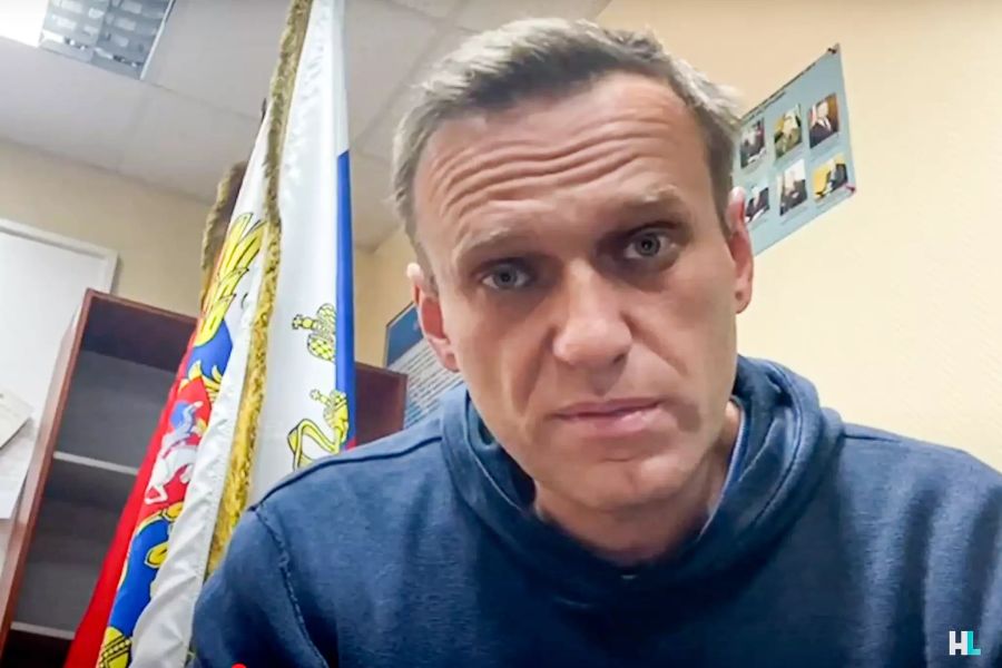 Das Videostandbild des Youtube-Kananals «Navalny Life» zeigt Kremlkritiker Alexej Nawalny, wie er in einer Polizeistation in Chimki im Moskauer Gebiet auf eine Gerichtsverhandlung wartet.