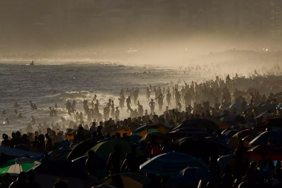 Strandbesucher drängen sich am 17. Januar am Ipanema und Arpoador Beach.