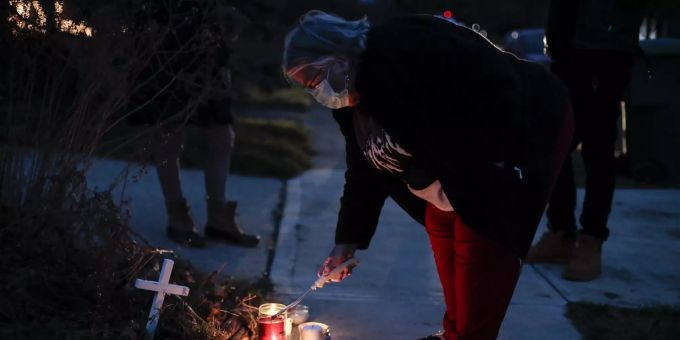 Eine Nachbarin von Andre Maurice Hill (†) zündet Kerzen am Tatort an. Fatal Police Shooting-Columbus