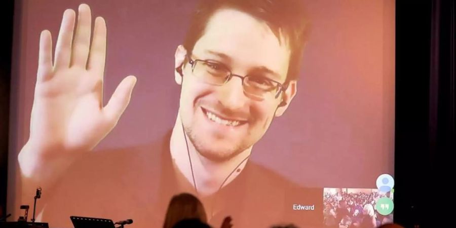 Edward Snowden bei einer Videoschalte: Der US-Whistleblower ist Vater geworden. Foto: Wolfgang Kumm/dpa