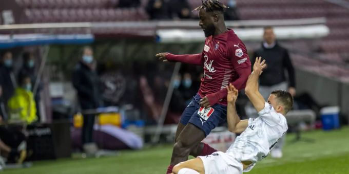 Servette-Stürmer Grejohn Kyei (l.) im Duell in der Super League gegen den Vaduzer Yannick Schmid. super league