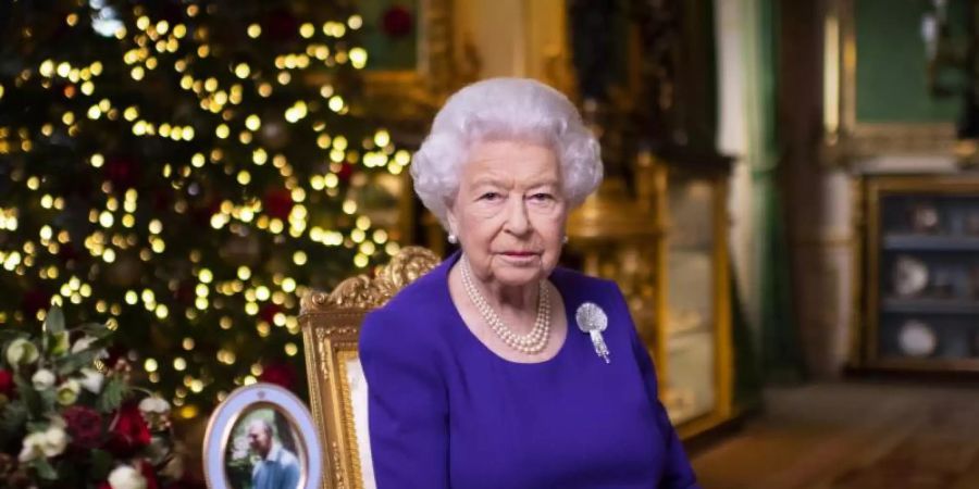 Königin Elizabeth II. bei der Aufzeichnung ihrer Weihnachtsansprache auf Schloss Windsor. Foto: Victoria Jones/PA Media/dpa