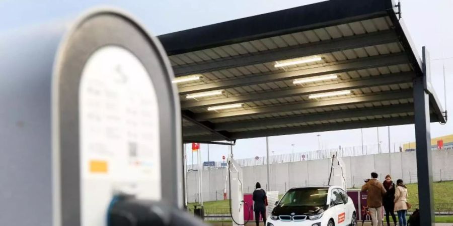 Ein BMW i3 wird an einer Stromtankstelle mit Strom betankt. Foto: Roland Weihrauch/dpa