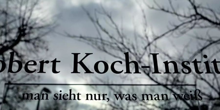 Schriftzug des Robert Koch-Instituts vor dem Hauptsitz der Bundesoberbehörde für Gesundheitspflege in Berlin. Foto: Britta Pedersen/dpa-Zentralbild/dpa