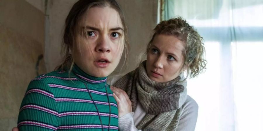 «Tatort» aus Dresden: Leonie Winkler (Cornelia Gröschel, r) tröstet Thalia (Hannah Schiller). Foto: Daniela Incoronato/MDR/MadeFor/dpa