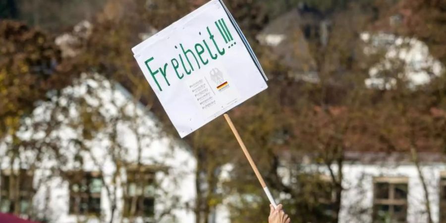 Regensburg: Eine Teilnehmerin einer Demonstration der «Querdenken»-Bewegung gegen die gegenwärtigen Anti-Corona-Massnahmen. Foto: Armin Weigel/dpa