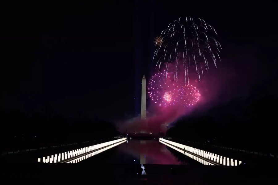 Die US-Sängerin Katy Perry singt vor einem Feuerwerk beim Lincoln Memorial.