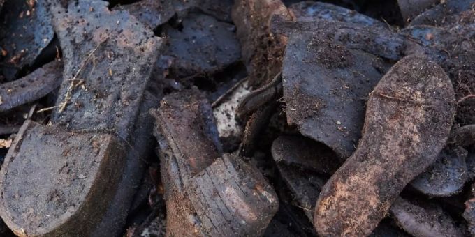 Bei Grabungen auf dem Gelände des früheren KZs Stutthof, Nordpolen, gefundene Schuhe von Häftlingen. Eine heute 95-jährige Sekretärin des KZ-Kommandanten steht derzeit in Itzehoe vor Gericht wegen Beihilfe zum Mord in 10'000 Fällen. (Archivbild) stutthof