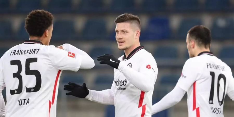 Eintracht-Rückkehrer Luka Jovic (M) sass bislang in allen vier Partien zunächst auf der Bank. Foto: Friso Gentsch/dpa