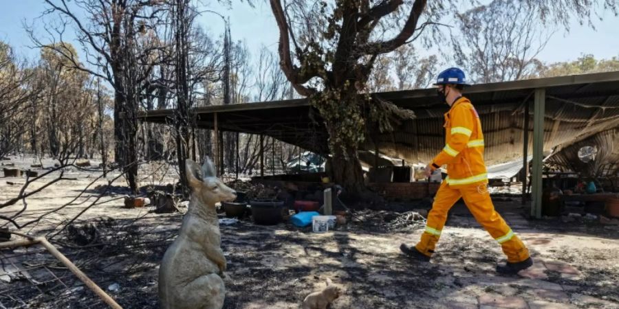 Feuerwehr bringt Buschbrand nahe Perth unter Kontrolle