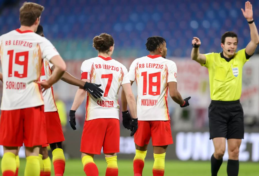 Schiedsrichter Harm Osmers (r.) steht beim Spiel in der Bundesliga zwischen RB Leipzig und Bayer Leverkusen immer wieder im Mittelpunkt.