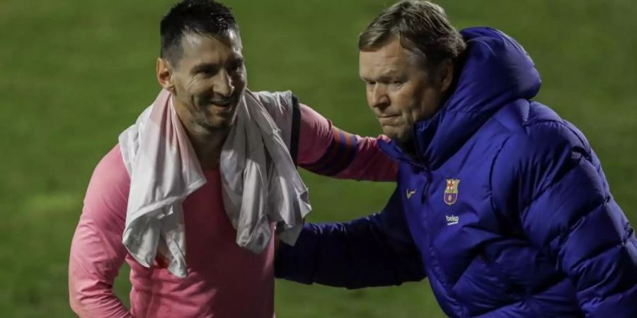 Nimmt seinen Superstar Lionel Messi (l) in Schutz: Barça-Coach Ronald Koeman. Foto: Manu Fernandez/AP/dpa